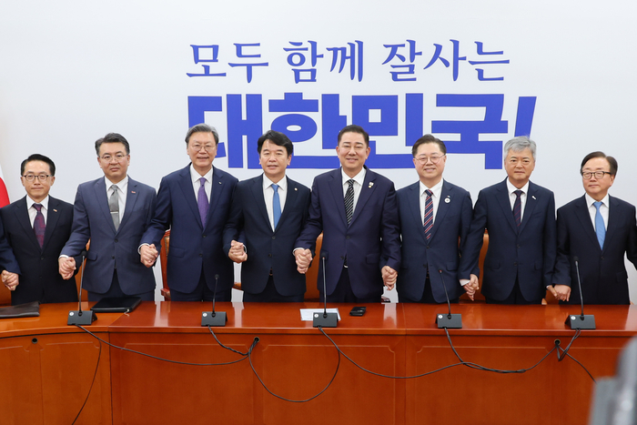 김병기 원내대표, 경제6단체 부회장단과 면담
(서울=연합뉴스) 김주성 기자 = 더불어민주당 김병기 당대표 직무대행 겸 원내대표와 문진석 원내운영수석부대표가 25일 서울 여의도 국회에서 경제6단체 부회장단과 면담에 앞서 기념촬영 하고 있다.
왼쪽부터 이호준 한국중견기업연합회 상근부회장, 오기웅 중소기업중앙회 상근부회장, 김창범 한국경제인협회 상근부회장, 문진석 원내운영수석부대표, 김병기 원내대표, 박일준 대한상공회의소 상근부회장, 이인호 한국무역협회 상근부회장, 이동근 한국경영자총협회 상근부회장. 2025.6.25
utzza@yna.co.kr
(끝)
<저작권자(c) 연합뉴스, 무단 전재-재배포, AI 학습 및 활용 금지>