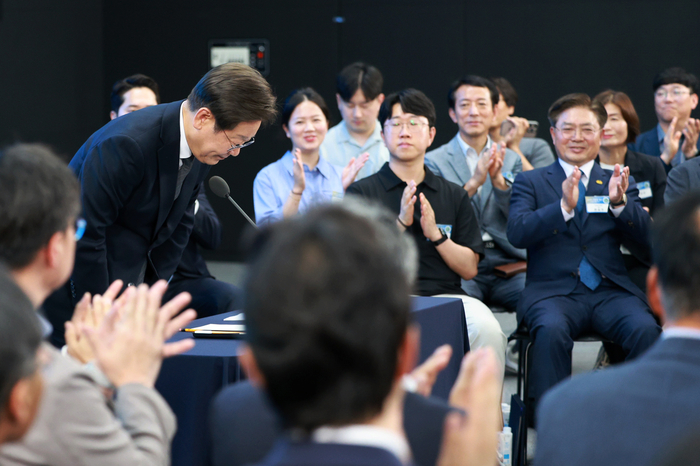 이재명 대통령이 25일 광주광역시 국립아시아문화전당에서 열린 '광주시민·전남도민 타운홀미팅'에서 인사하고 있다. 연합뉴스