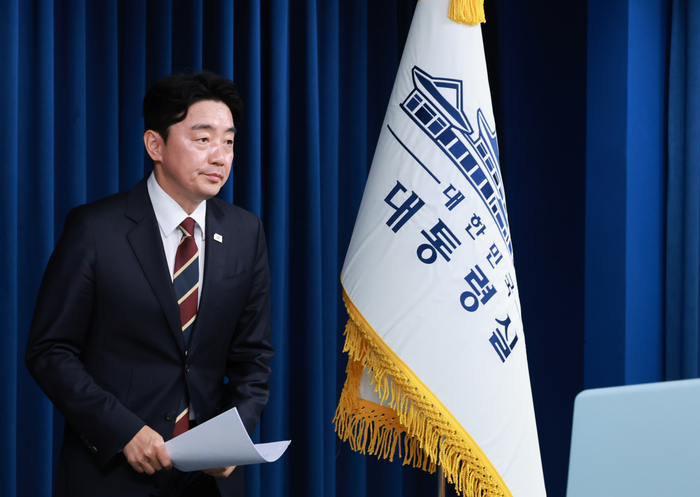 강훈식 대통령비서실장이 26일 서울 용산 대통령실 청사에서 헌법재판관, 국세청장 등에 대한 인선 발표를 위해 브리핑실에 입장하고 있다. 연합뉴스