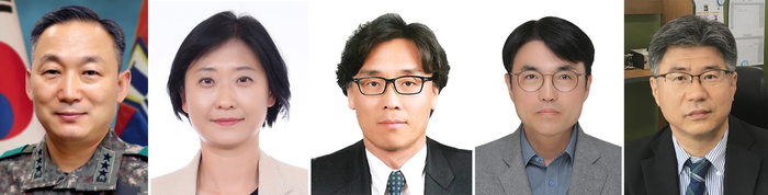 대통령실은 이재명 대통령이 26일 차관급 인사들을 임명했다고 강유정 대통령실 대변인의 브리핑을 통해 밝혔다. 쪽부터 이두희 국방부 차관, 이스란 보건복지부 1차관, 금한승 환경부 차관, 권창준 고용노동부 차관, 남동일 공정거래위원회 부위원장. 연합뉴스