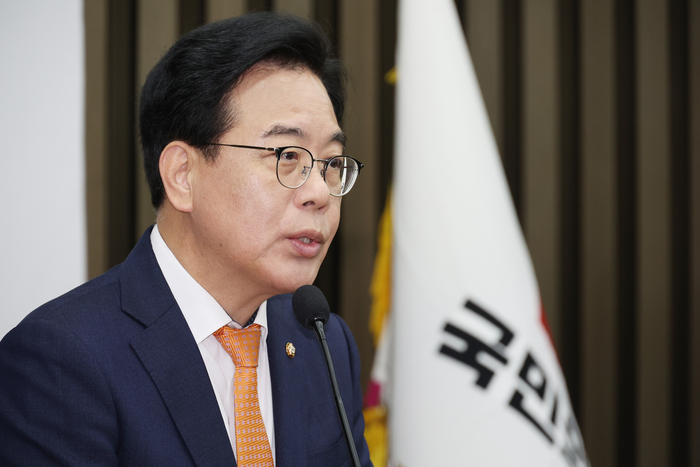 의총서 발언하는 송언석 원내대표
(서울=연합뉴스) 박동주 기자 = 국민의힘 송언석 원내대표가 27일 서울 여의도 국회에서 열린 의원총회에서 발언하고 있다. 2025.6.27
pdj6635@yna.co.kr
(끝)
<저작권자(c) 연합뉴스, 무단 전재-재배포, AI 학습 및 활용 금지>