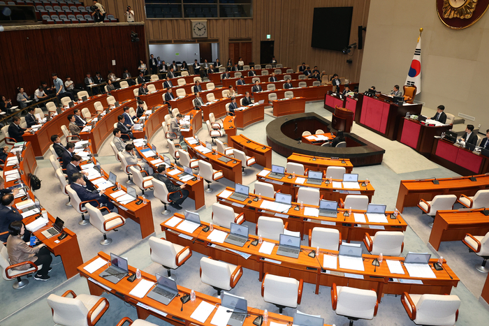 30일 국회에서 열린 예산결산특별위원회 전체회의에서 퇴장한 국민의힘 의원들의 자리가 비어 있다. 연합뉴스