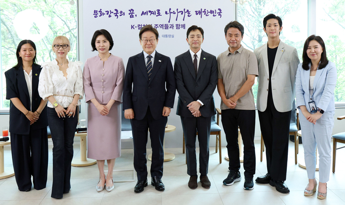 이재명 대통령과 김혜경 여사가 30일 서울 용산 대통령실 파인그라스에서 열린 문화예술계 수상자 간담회를 마치며 참석자와 기념촬영을 하고 있다.
왼쪽부터 칸국제영화제 학생부문(라 시네프) 1등상을 수상 허가영 영화감독, 프랑스 문화예술공로훈장'코망되르'를 수훈한 조수미 성악가, 김 여사, 이 대통령, 토니상 6관왕을 석권한 뮤지컬 '어쩌면 해피엔딩' 박천휴 작가, 넷플릭스 드라마 '폭싹 속았수다'를 연출한 김원석 감독, '로잔발레 콩쿠르'에서 우승한 박윤재 발레리노, 강유정 대통령실 대변인. 연합뉴스