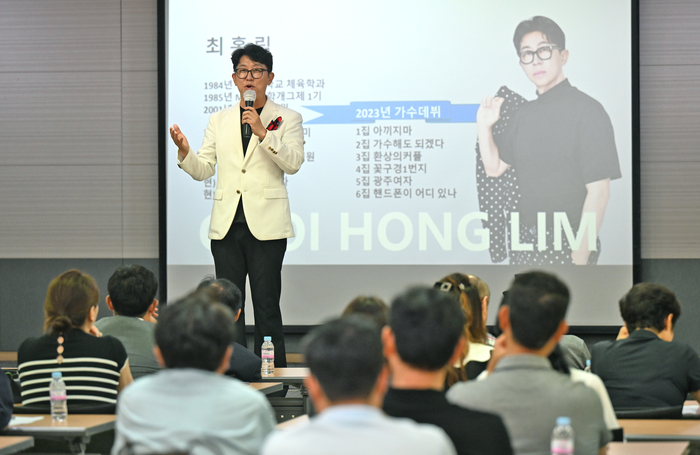 개그맨 최홍림씨가 1일 오후 대구 동구 영남일보 대강당에서 열린 영남일보 CEO아카데미에서 '아끼지마! 인생은 지금이 딱 제철입니다'를 주제로 강연하고 있다.
이지용기자 sajahu@yeongnam.com