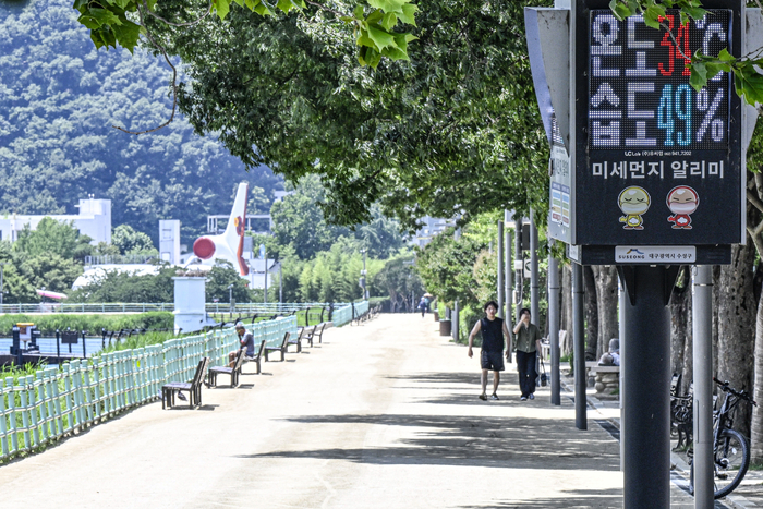 2일 전국적인 폭염이 이어진 가운데 대구 수성못이 한산한 모습을 보이고 있다. 대구지방기상청은 당분간 맑고 무더운 날씨가 이어질 것으로 예보했다.
이현덕기자 lhd@yeongnam.com