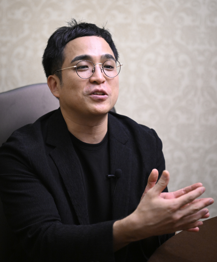 5일 오후 대구 그랜드호텔에서 김도윤 작가가 영남일보와의 인터뷰에서 질문에 답하고 있다.
이윤호기자 yoonhohi@yeongnam.com
