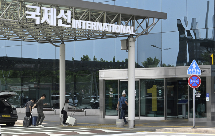 대국국제공항은 올해 상반기 국제선 탑승객이 71만 명으로 집계됐다. 코로나19가 확산되기 이전 2019년 같은 기간 대비 50%에 불과하다. 7일 오후 대구 동구 대구국제공항에서 일본 오사카행 비행기를 타기 위한 여행객들이 이동하고 있다.
이윤호기자 yoonhohi@yeongnam.com