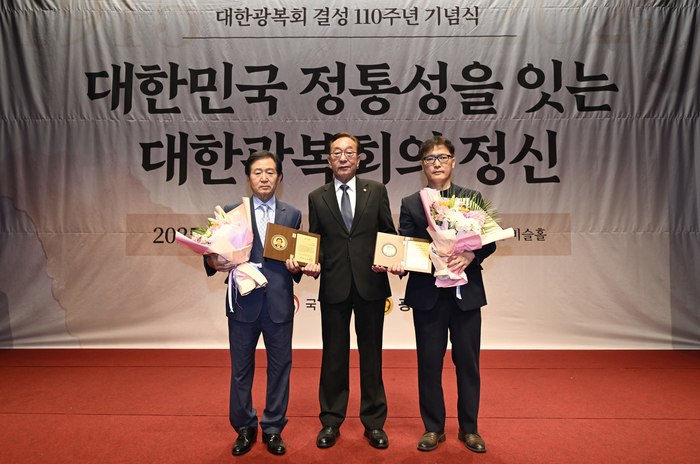 15일 오후 대구 달서구 대구문화예술회관 비슬홀에서 대구지방보훈청과 광복회 대구광역시지부 공동 주최로 열린 광복 80주년 이달의 독립운동기념 '대한광복회 결성 110주년 기념식'에서 손인락 영남일보 사장(왼쪽)이 감사패를 받고 기념촬영을 하고 있다.
이윤호기자 yoonhohi@yeongnam.com