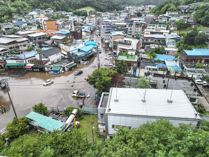 17일 오후 침수 피해를 입은 대구 북구 노곡동 일대와 그 원인으로 추정되는 배수펌프장 전경.
이현덕기자 lhd@yeongnam.com