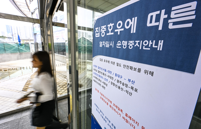 18일 대구 동대구역 출입구에 집중호우로 인한 열차 운행 중지 안내문이 부착되어 있다. 한국철도공사는 안전 확보를 위해 경부선 일반열차와 경전선, 호남선 등 다수 노선의 운행을 중단했다고 밝혔다.
이현덕기자 lhd@yeongnam.com