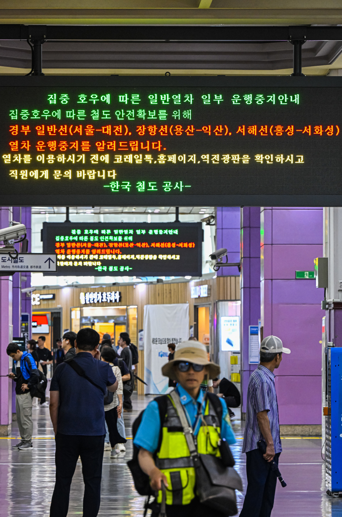 18일 대구 동대구역 대합실에 집중호우로 일부 일반열차 운행이 중단됐다는 공지문이 띄워진 가운데, 승객들이 운행 정보를 확인하고 있다. 한국철도공사는 선로 복구 상황에 따라 운행을 순차적으로 재개할 예정이라고 밝혔다.
이현덕기자 lhd@yeongnam.com