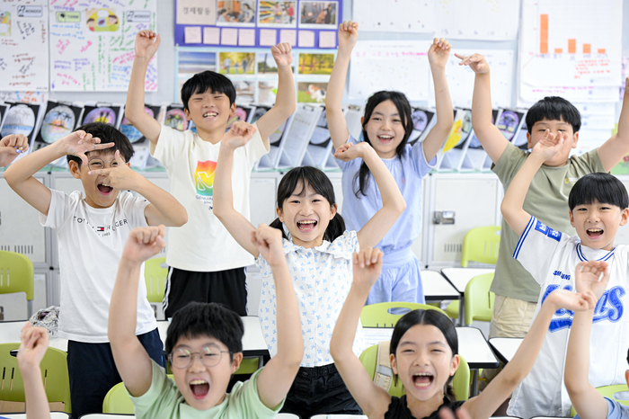 22일 대구 수성구 대청초등학교에서 4학년 학생들이 방학식을 마친 후 환호성을 지르며 집으로 향하고 있다. 이번 주부터 대구시내 240개 초등학교가 여름방학에 들어간다.
이현덕기자 lhd@yeonganm.com