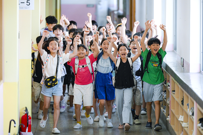 22일 대구 수성구 대청초등학교에서 4학년 학생들이 방학식을 마친 후 환호성을 지르며 집으로 향하고 있다. 이번 주부터 대구시내 240개 초등학교가 여름방학에 들어간다.
이현덕기자 lhd@yeonganm.com