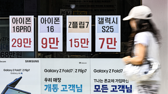 단통법 폐지 이튿날인 23일, 대구 중구 통신골목의 한 휴대전화 판매점 외벽에 파격적인 단말기 가격 안내 문구가 붙어 있다. 2014년부터 시행된 '이동통신 단말장치 유통구조 개선에 관한 법률'은 22일 폐지되며 보조금 경쟁이 11년 만에 다시 본격화되고 있다.
이현덕기자 lhd@yeongnam.com