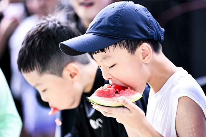 전국 대부분 지역에 폭염특보가 내려진 26일, 대구 서구청이 이현공원 물놀이장에서 개최한 '제8회 가족사랑 아이스축제'에서 어린이들이 수박 먹기 게임에 참가해 더위를 식히고 있다. 대구지방기상청은 당분간 맑고 무더운 날씨가 이어질 것으로 예보했다.
이현덕기자 lhd@yeongnam.com
