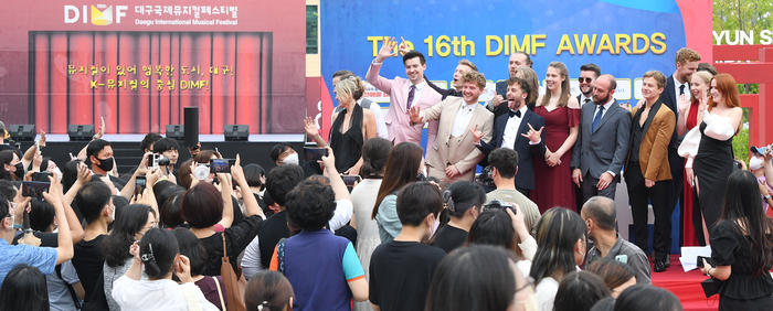 제16회 DIMF 어워즈 레드카펫 행사가 열린 대구오페라하우스 앞에서 DIMF폐막작인 '더 콰이어 오브 맨' 출연진들이 포토존에서 포즈를 취하고 있다. <영남일보 DB>