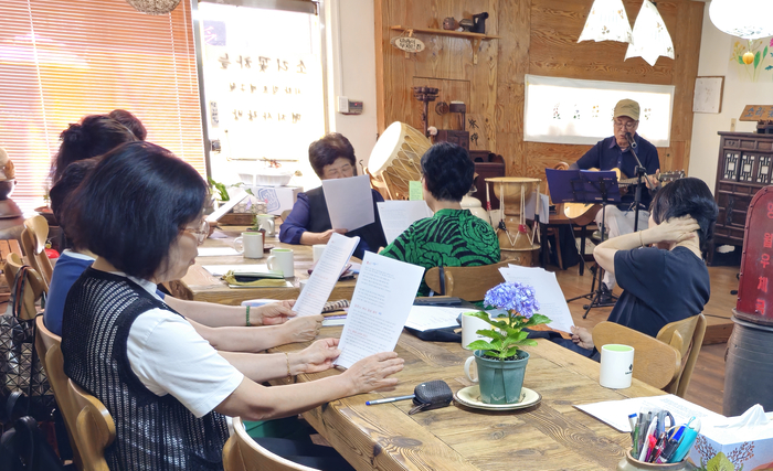지난 23일 대구 중구에 있는 (사)한국편지가족 대구·경북지회  '편지 사랑방'에서 '편지쓰기 공부' 종강 모임이 열리고 있다.