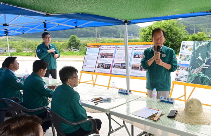 1일 박현국 봉화군수(오른쪽)가 봉성면 창평리 일원 'K-베트남 밸리' 조성사업 현장을 찾아 모두발언을 하고 있다. <봉화군 제공>