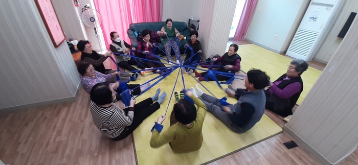 2025년 4~5월, 주민건강강사를 활용하여 실시된 <주민제안 건강프로그램>에서 주민들이 라텍스 밴드를 활용하여 스트레칭을 하고 있다. 고령군보건소 제공