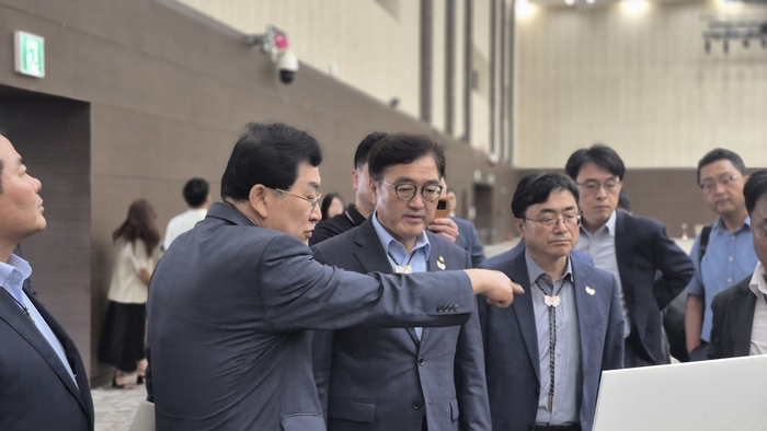 주낙영 경주시장이 우원식 국회의장에게 경주 화백컨벤션센터(HICO) 내 APEC 정상회의 주요 회의장을 설명하고 있다. 장성재 기자