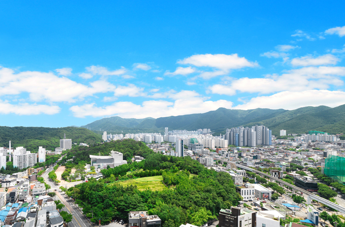 대구 수성구 '더파크 수성못' 단지에서 바라 보이는 용지봉. <더파크 수성못  제공>