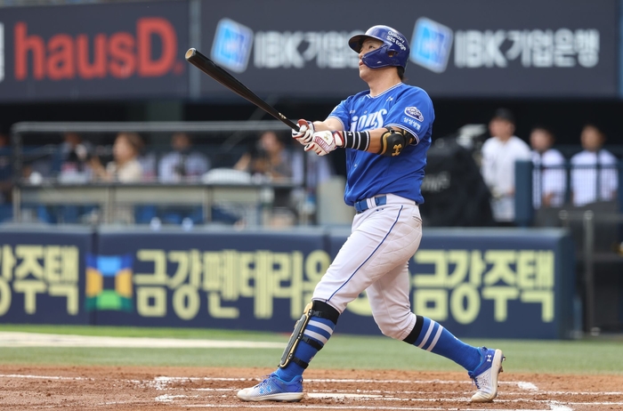1일 오후 6시30분 서울 잠실야구장에서 열린 '2025 신한 SOL 뱅크 KBO리그' 삼성 라이온즈와 두산 베어스 경기에서 강민호가 홈런을 치고 있다. <삼성 라이온즈 제공>