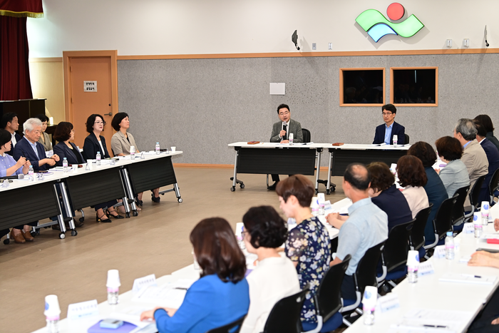 윤석준 대구 동구청장은 1일 취임 3주년을 맞아 직원을 격려하고 그간의 소회를 밝혔다. <동구청 제공>