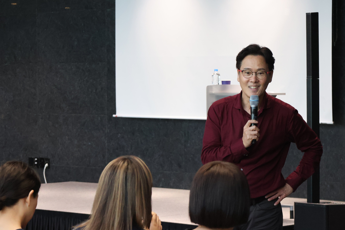 지난 1일 수성아트피아 대극장 로비서 열린 7월 명사 특강에서 뮤지컬 배우 남경주가 강연을 하고 있다. <수성아트피아 제공>