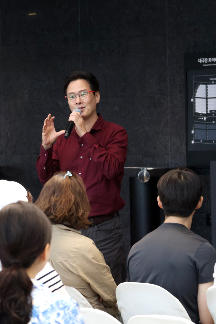 지난 1일 수성아트피아 대극장 로비서 열린 7월 명사 특강에서 뮤지컬 배우 남경주가 강연을 하고 있다. <수성아트피아 제공>