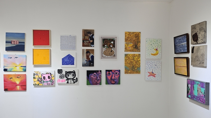 '아트마켓'展을 진행 중인 동원화랑에서 소품을 전시 중이다.<대구현대미술가협회 제공>