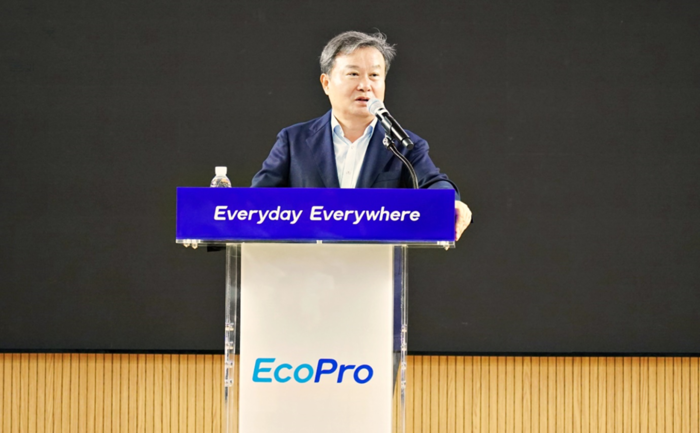 에코프로 본사에서 열린 3분기 조회식에서 이동채 창업주가 인사말을 하고 있다.<에코프로 제공>