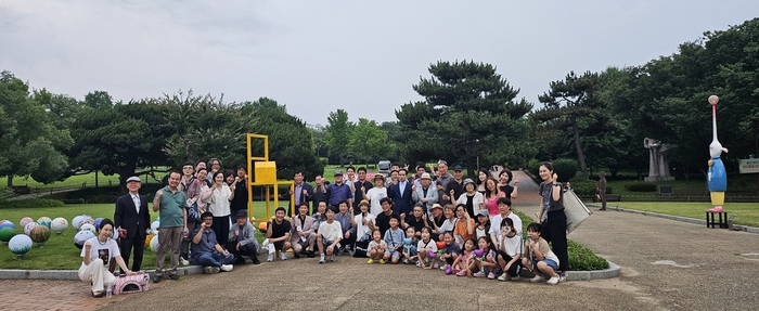 달성공원 '야외조각 및 설치'展 참여작가 및 시민들이 단체사진을 촬영하고 있다. <대구현대미술가협회 제공>