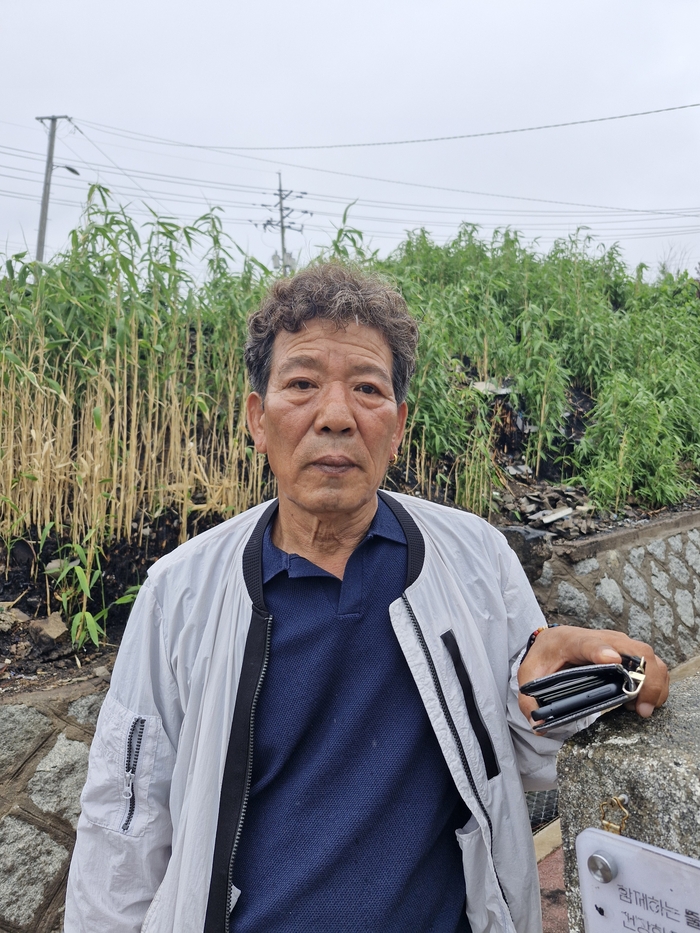 석리마을 이미상 이장이 초대형 산불 피해로 마련된 임시마을회관 앞에서 영남일보와 인터뷰를 하고 있는 모습(영남일보 DB)