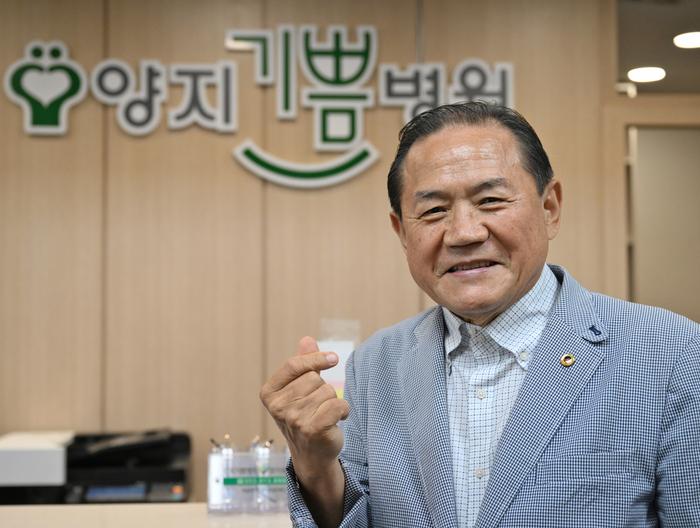 양석승 의료법인 양지의료재단 회장이 전문재활 병원인 양지기쁨병원에서 손가락 하트를 만들며 환자를 성심껏 모시겠다고 다짐하고 있다. 이지용기자 sajahu@yeongnam.com