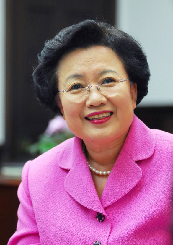 유네스코 세계유산인 소수서원장으로 취임한 이배용 국가교육위원장. 영주시 제공