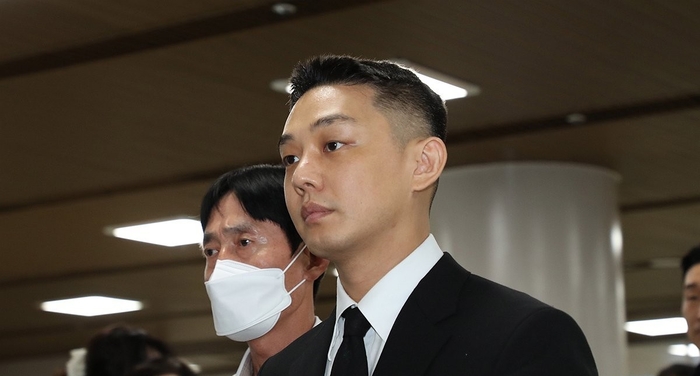'프로포폴 상습 투약' 혐의로 기소된 배우 유아인(본명 엄홍식)이 지난해 9월3일 서울 서초구 중앙지법에서 열린 1심 선고기일에 출석하고 있다. 연합뉴스