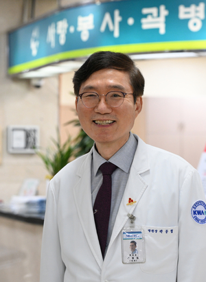 사랑과 봉사를 실천하는 곽동협 곽병원 원장이 병원 원무과 앞에서 환하게 웃고 있다.
<이지용기자 sajahu@yeongnam.com>