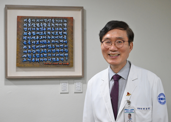 사랑과 봉사를 실천하는 곽동협 곽병원 원장이 병원에 걸린 곽재우 장군의 의병창의 심정을 새긴 액자 앞에서 환하게 웃고 있다.
이지용기자 sajahu@yeongnam.com