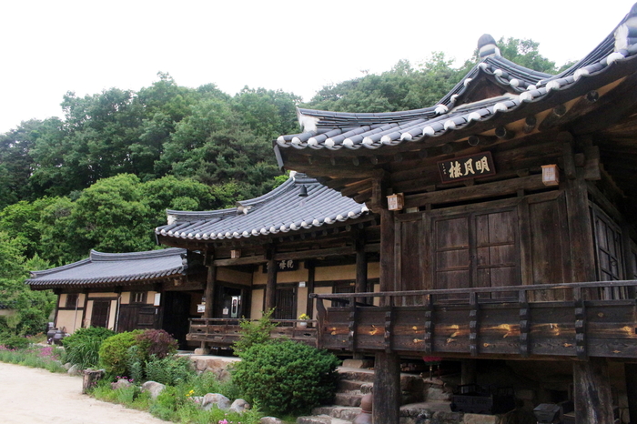 경북 봉화군 바래미마을 내 명월루 전경. 330년 역사를 지닌 만회고택의 대표적 공간으로, 여름밤 달빛과 자연의 바람을 품은 전통 정자다. <봉화군 제공>