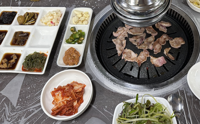 수제 장아찌와 곁들여 먹는 맛…대구 ‘참숯불김해부추와뒷고기’