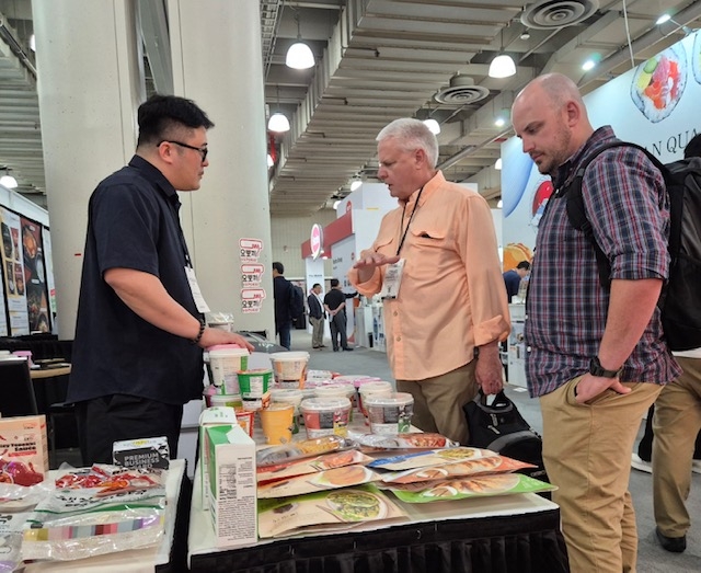 6월29일~7월1일 미국 뉴욕에서 열린 '2025 Summer Fancy Food Show'에 참가한 대구 기업들이 현지 바이어들에게 제품을 홍보하고 있다. <대구시 제공>