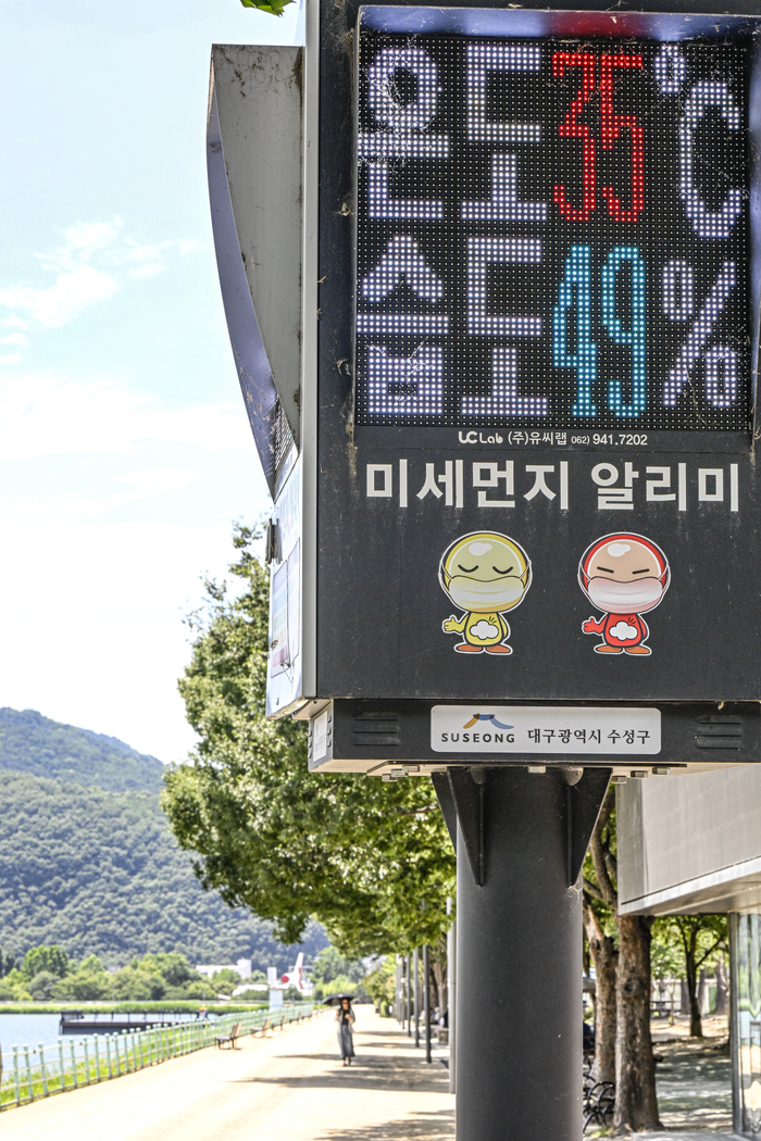 지난 2일 전국적인 폭염이 이어진 가운데 대구 수성못이 한산한 모습을 보이고 있다. 대구지방기상청은 당분간 맑고 무더운 날씨가 이어질 것으로 예보했다. 이현덕기자 lhd@yeongnam.com