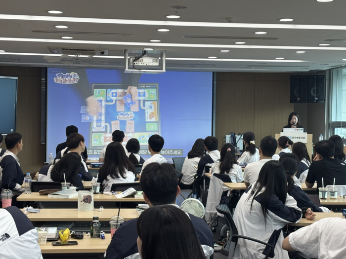 지난달 9일 '한국부동산원 신입사원 연수'에서 진행된 보드게임을 활용한 교육 사진. <제공=한국부동산원>