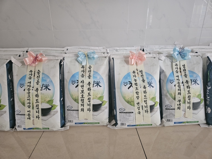 김성진 대구 달성군 유가읍장의 부임을 맞아, 유가읍 내 사회단체들이 축하의 뜻을 담아 백미 등을 선물로 전달했다. <유가읍 행정복지센터 제공>