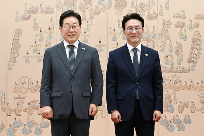 이재명 대통령이 4일 김민석 국무총리에게 임명장을 수여했다. 사진=대통령실사진기자단