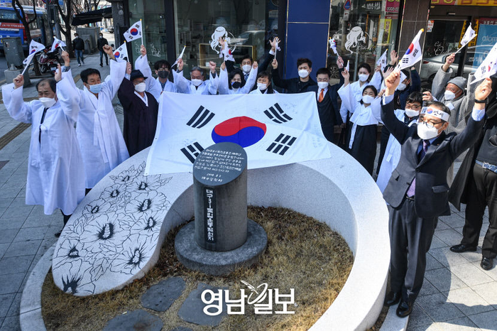 2021년 대구의 첫 독립만세운동을 기념하기 위한 '대구 3·8만세운동 재연 행사'가 대구 중구 오토바이 골목 입구(동산동 3·8만세운동 기념조형물 앞)에서 열렸다. 영남일보DB.
