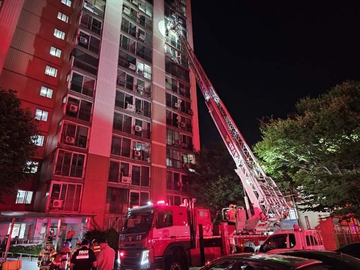 4일 오전 2시 46분쯤 대구 북구 산격동이 한 아파트에서 불이나 소방당국이 화재를 진압하고 있다. 대구소방 제공