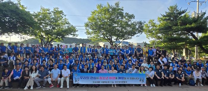 지난 3일 대구 성서경찰서와 유관기간들이 '대구치맥페스티벌' 기간 청소년 비행 방지를 위한 합동 캠페인을 벌인 뒤 기념 촬영을 하고 있다. 성서경찰서 제공