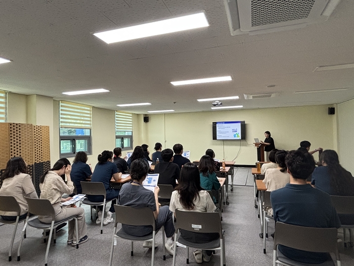 울릉군이 최근 울릉군보건의료원에서 응급실 종사자와 유관부서 직원 등 50여명을 대상으로 '응급실 기반 자살시도자 관리사업' 교육을 실시했다.<울릉군 제공>