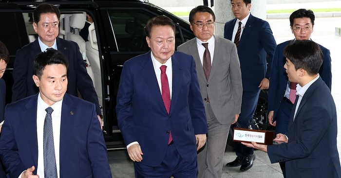 윤석열 전 대통령이 5일 내란 특검의 2차 조사를 받기 위해 조은석 특별검사팀 사무실이 있는 서울 서초구 서울고검에 출석하고 있다. 연합뉴스